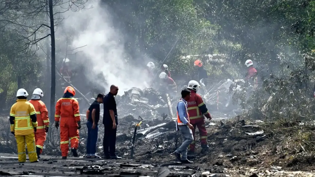 Savaş uçağı alev alarak düştü!