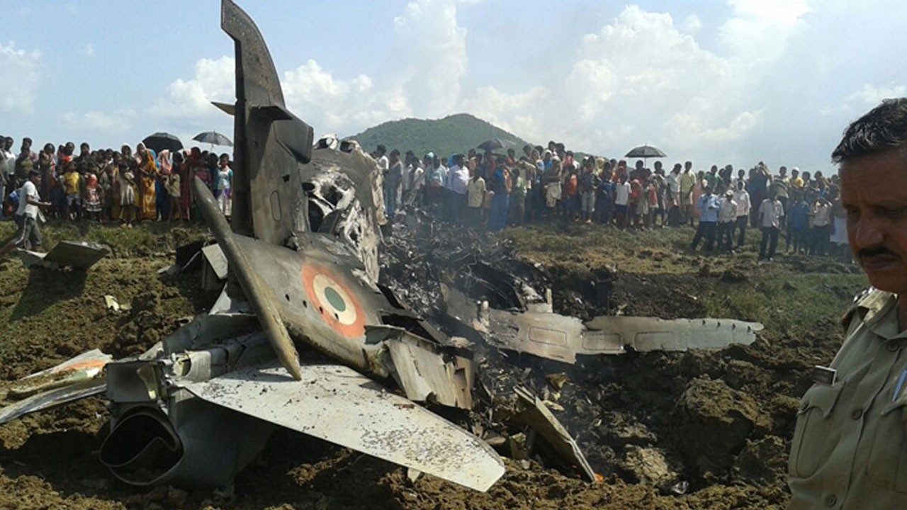 Savaş uçağı düştü! 2 pilot hayatını kaybetti