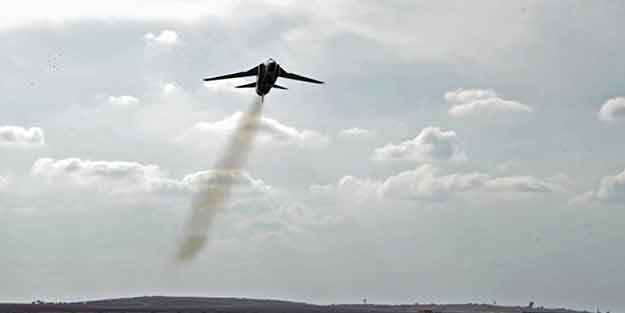 Savaş uçağı düştü! Pilot paraşütle kurtuldu
