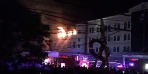 Savaş uçağı fabrikaya çakıldı, yangın çıktı!