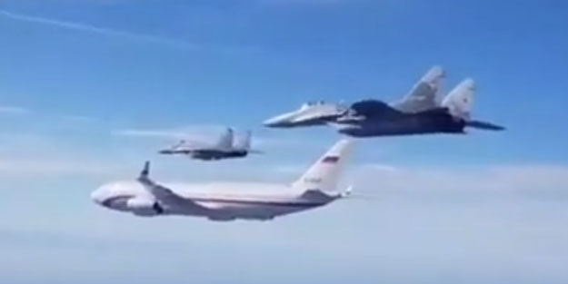 Savaş uçakları Rus bakanı taşıyan uçağın etrafını sardı