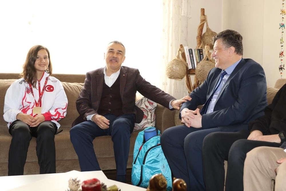 Savaş ve Fillikçioğlu’ndan Muaythai şampiyonu Beyza’ya tebrik ziyareti 
