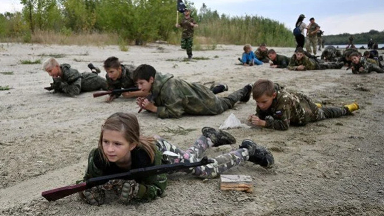 Savaşa hazırlık: Rusya’da çocuklara askeri eğitim!