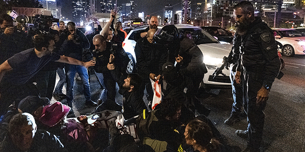 Savaşı protesto eden İsraillilerden Hamas'a müthiş teklif: Netanyahu'yu verip esirleri alalım