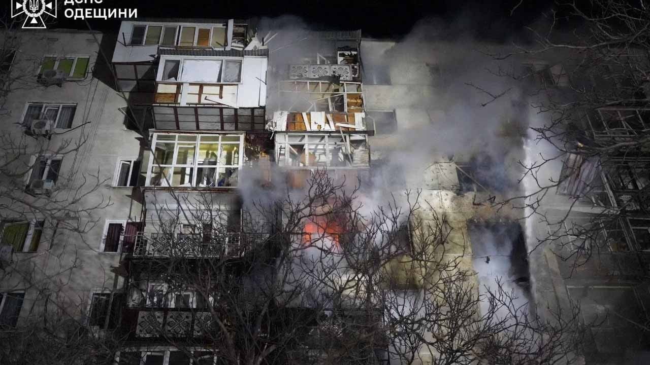 Savaşın ortasında kafeye İHA yağdı! Herson'da sivil katliamı iddiası: Rusya 20'den fazla ölü olduğunu duyurarak dehşetin bilançosunu açıkladı