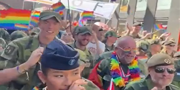 Savaşta da top diye bunları fırlatırlar... İsveç Ordusu LGBT için yürüyüş gerçekleştirdi