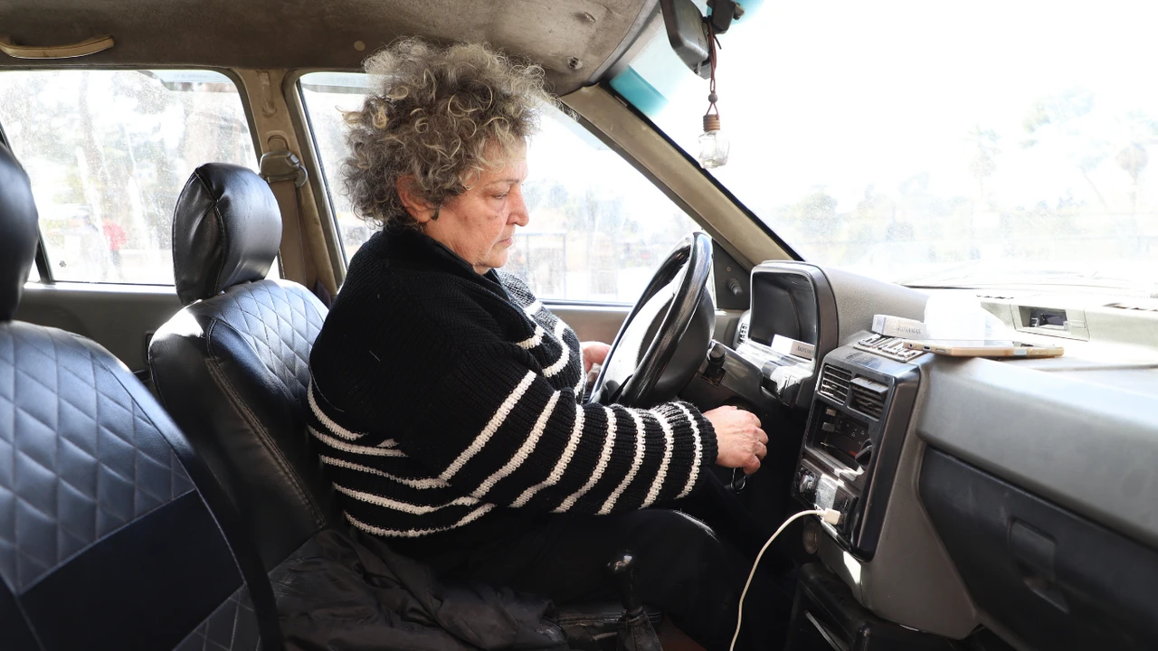 Savaşta kocasını kaybeden Halepli kadın geçimini sağlamak için taksicilik yapıyor