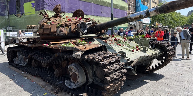 Savaşta tahrip olan Rus tankı meydanda sergileniyor