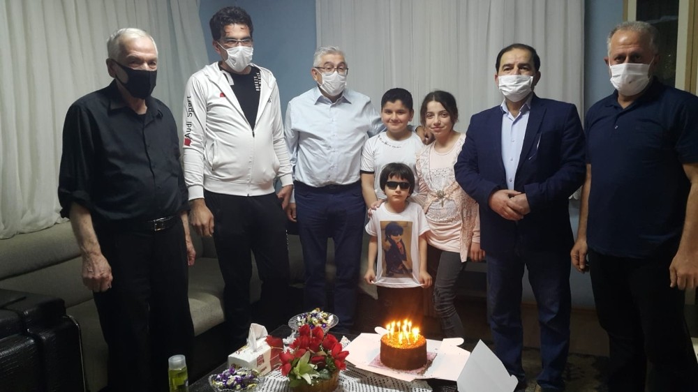 Savaştan kaçarak Türkiye’ye sığınan Türkmen çocuğa sürpriz doğum günü 