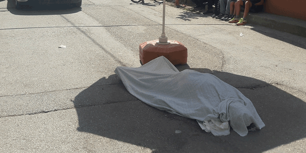 Savcı gelene kadar şemsiye ile gölgelik yaptılar