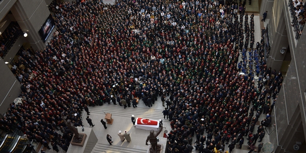 'Gençlerimizi devrim masalları ile uyutuyorlar'