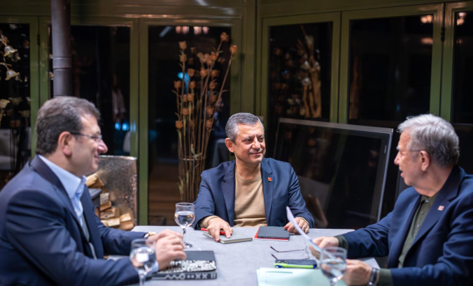 Savcı Sayan arka planı anlattı… Birbirlerine bıçak çekmeye başladılar! Özgür Özel işte bu sebeple saldırıyor