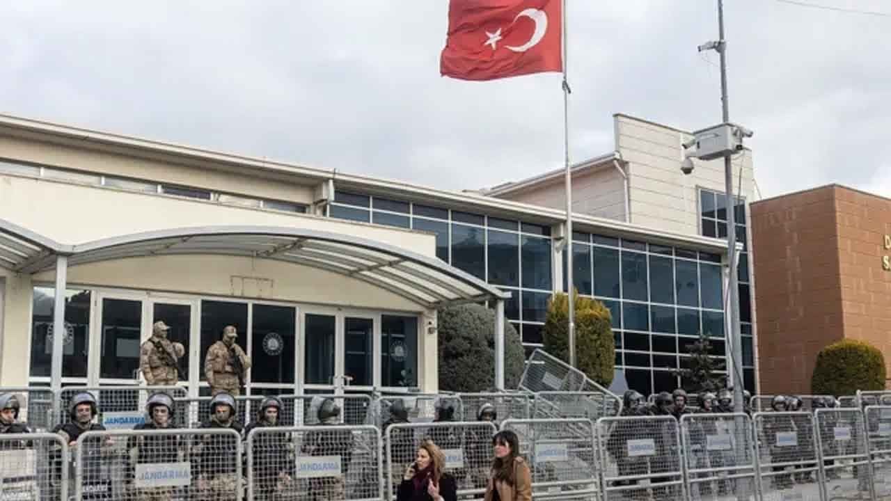 Savcının bile istemediği o isimleri mahkeme birden salıverdi! İBB davasında 4 sanığa tahliye