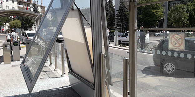 Savrulan araç tramvay durağına çarptı