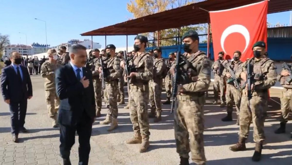 Savulun adiler, tırsın alçaklar