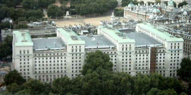 Savunma Bakanlığı da bunu yaparsa! İngiltere’den fıkra gibi hata