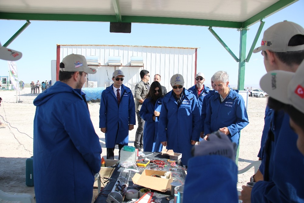 Savunma Sanayii Başkanı Demir, Tuz Gölü roket yarışlarına katıldı 