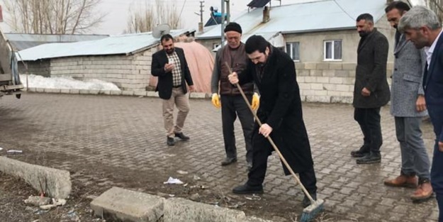 Sayan, fırçayla sokakları temizledi