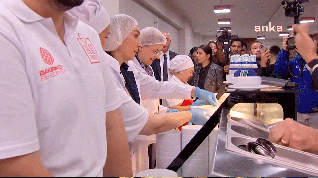 ‘Sayemizde et gördünüz’ diyerek tepki çeken Dilek İmamoğlu Bakırköy’de ‘fakirlere’ yemek dağıttı