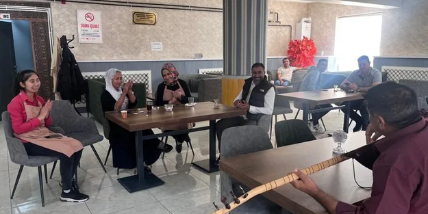 Sazıyla ekmeğini kazanıyor