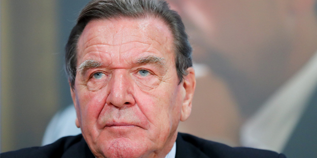 Gerhard Schröder'den Mesut Özil'e destek