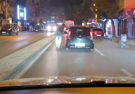 Scooterli gençten tehlikeli yolculuk