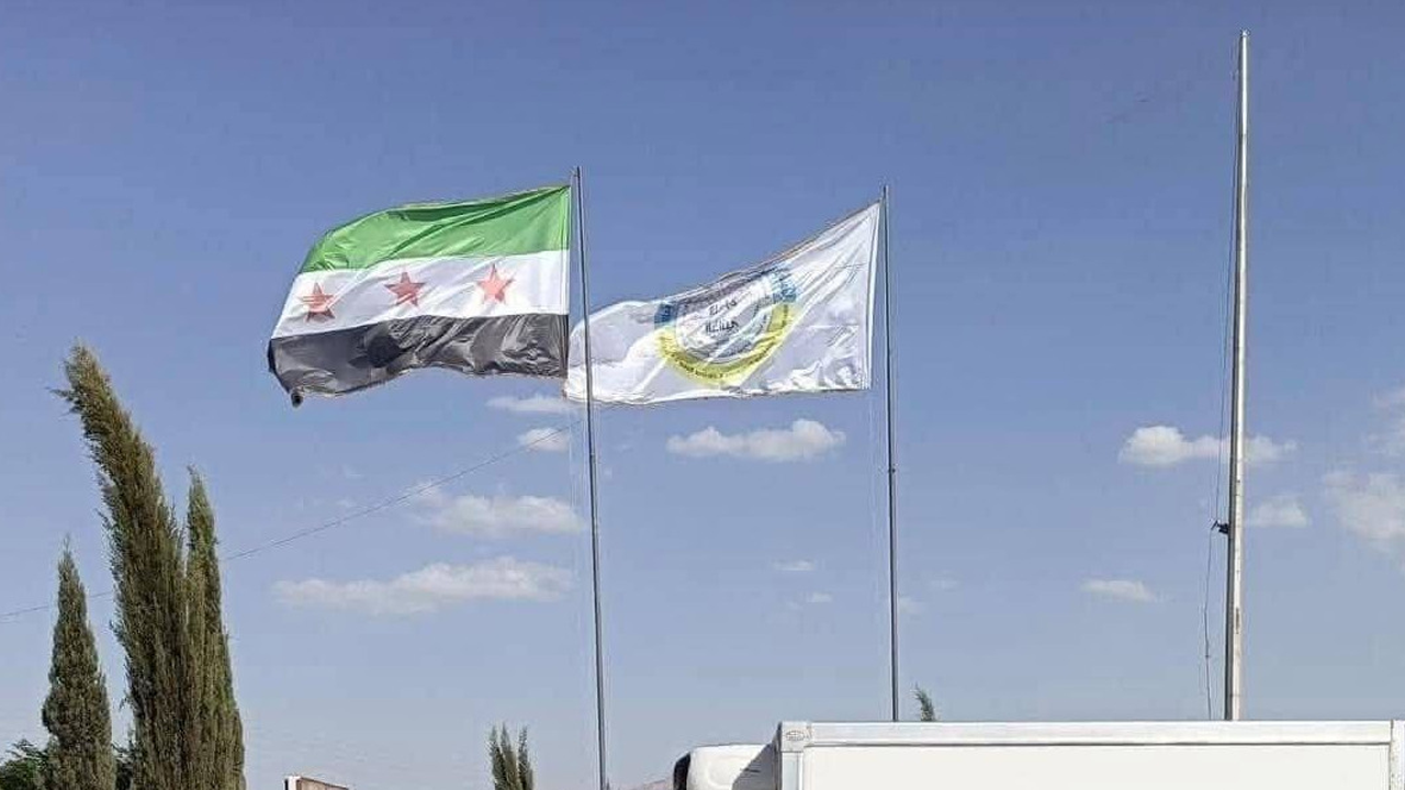 SDG’den şaşırtan hamle! Sınır bölgesine Suriye bayrağı asıldı