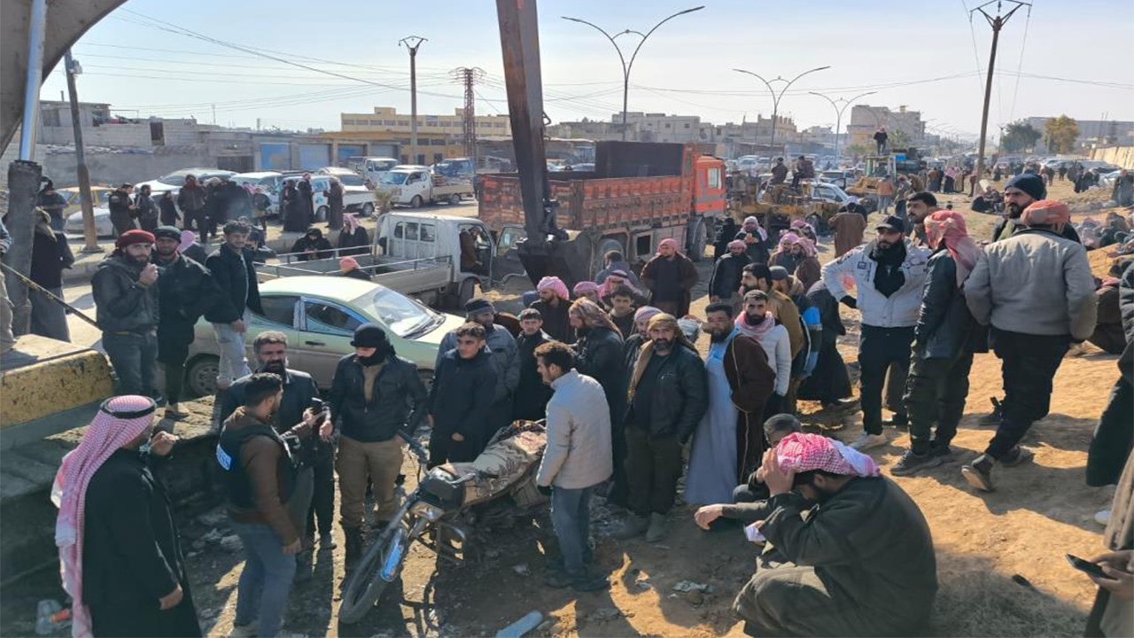 SDG'nin elinde tuttuğu yakınlarını bekliyorlar