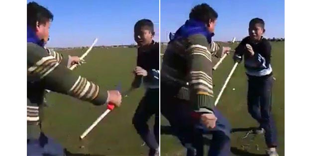 Sebebi yok artık dedirtti! Çocuğa bıçak ve sopayla saldırdı