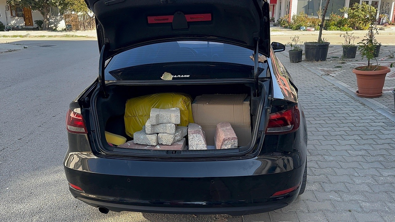 Sebebini duyunca şaşıracaksınız! Aracın bagajını parke taşıyla doldurdu