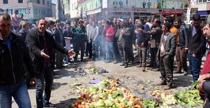 Sebze pazar esnafı DBP'li belediyeye isyan etti
