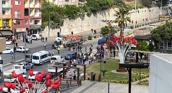 Sebze yüklü kamyon kaza yaptı: Ölü ve yaralılar var