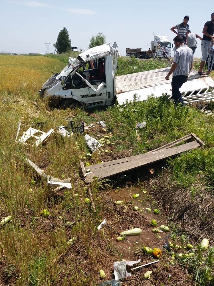 Sebze yüklü kamyonet yoldan çıkıp takla attı. 2 yaralı 