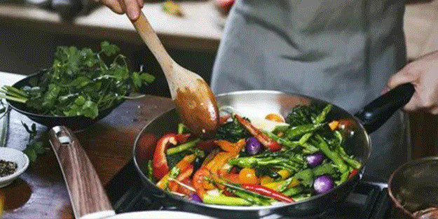 Sebzeleri çiğ tüketmek mi daha sağlıklı yoksa pişirmek mi? İşte uzman cevabı...