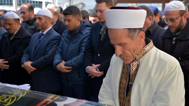 Secdede can verdiler! Namazı oğulları kıldırdı