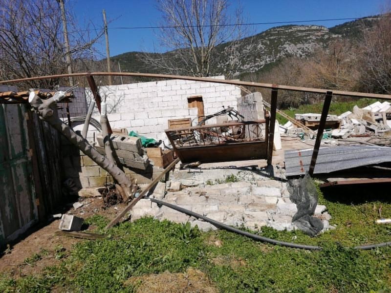 Sece Yaylası’nda fırtına hayvan damlarını yerle bir etti 