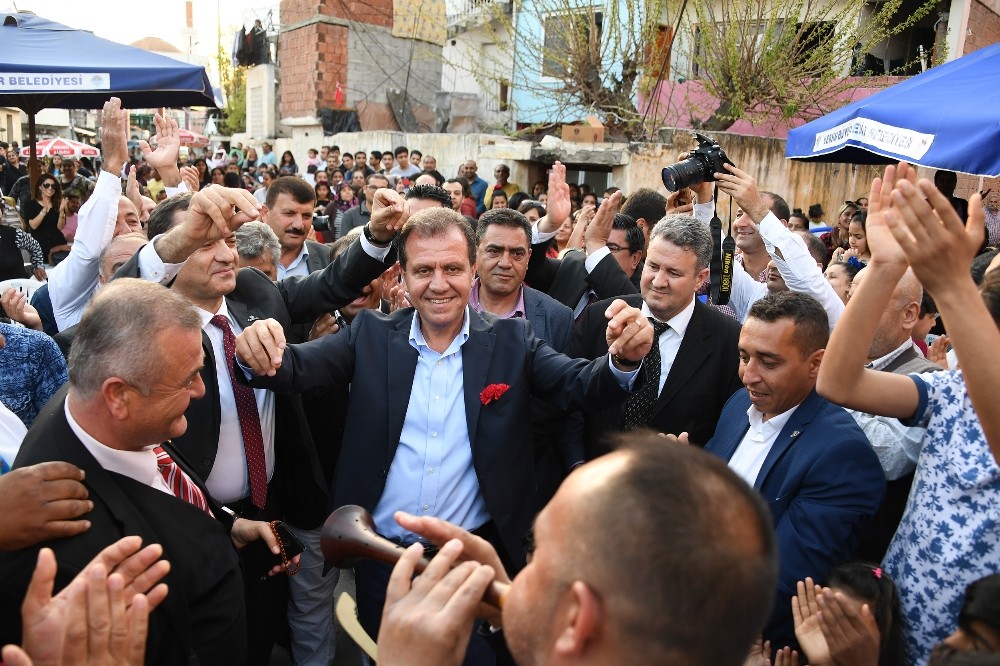 Seçer, Roman vatandaşlarla bir araya geldi 