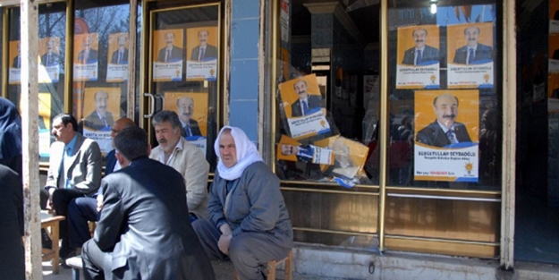 Seçim bürosuna bombalı saldırı!