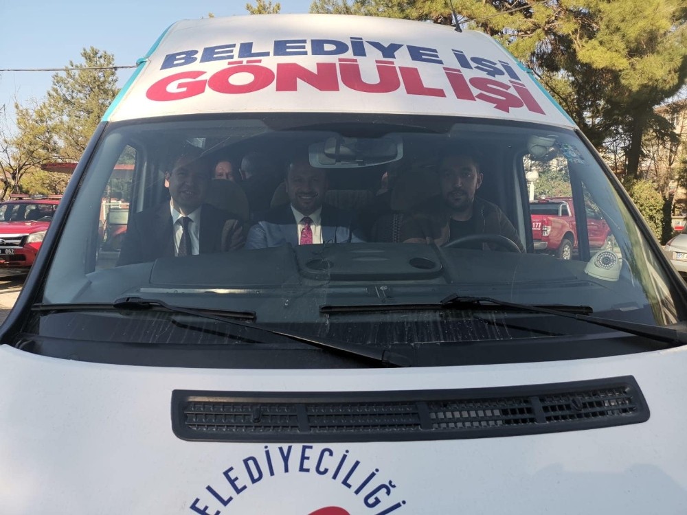 Seçim çalışmasına partinin hazırlattığı minibüsle gittiler 