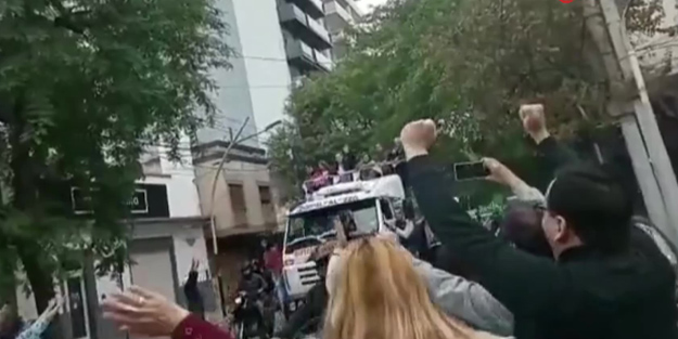 Seçim konvoyu faciası: 9 yaşındaki kız kamyonun altında kaldı