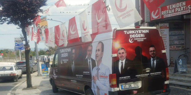 Seçim otobüsünde kadın adayın fotoğrafı değil sadece silüeti yer almıştı! Fatih Erbakan'dan açıklama!