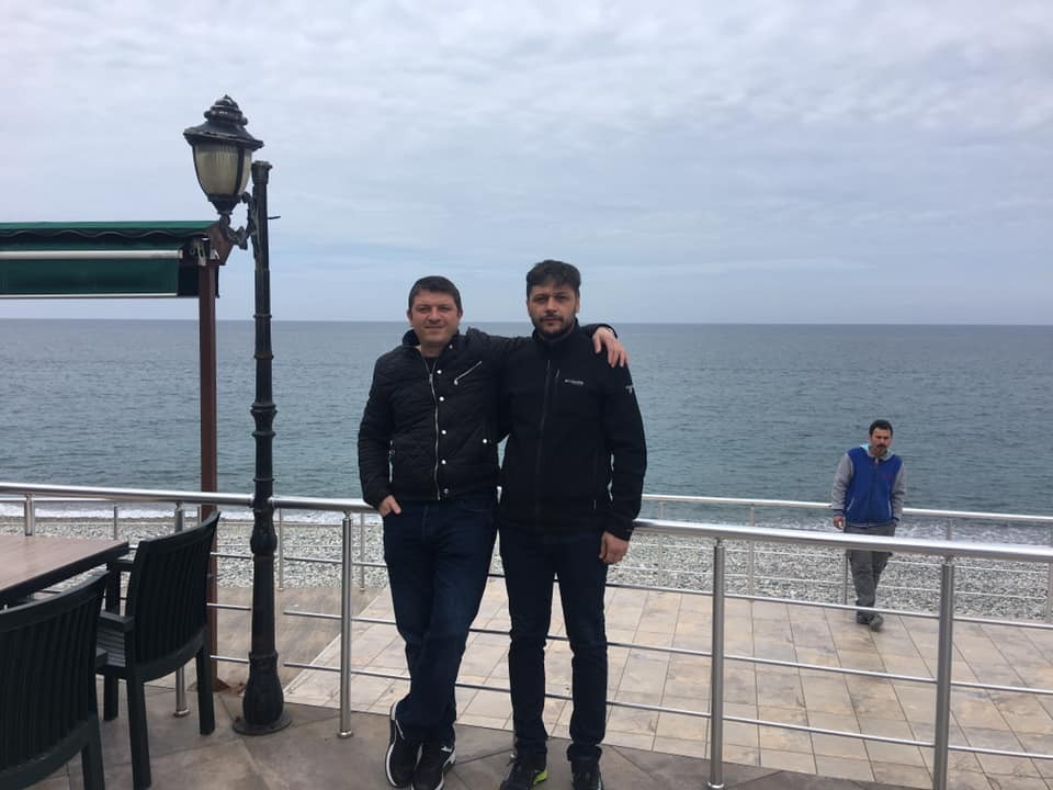 Seçimde berabere kalan muhtar adaylarından beraberlik pozu 