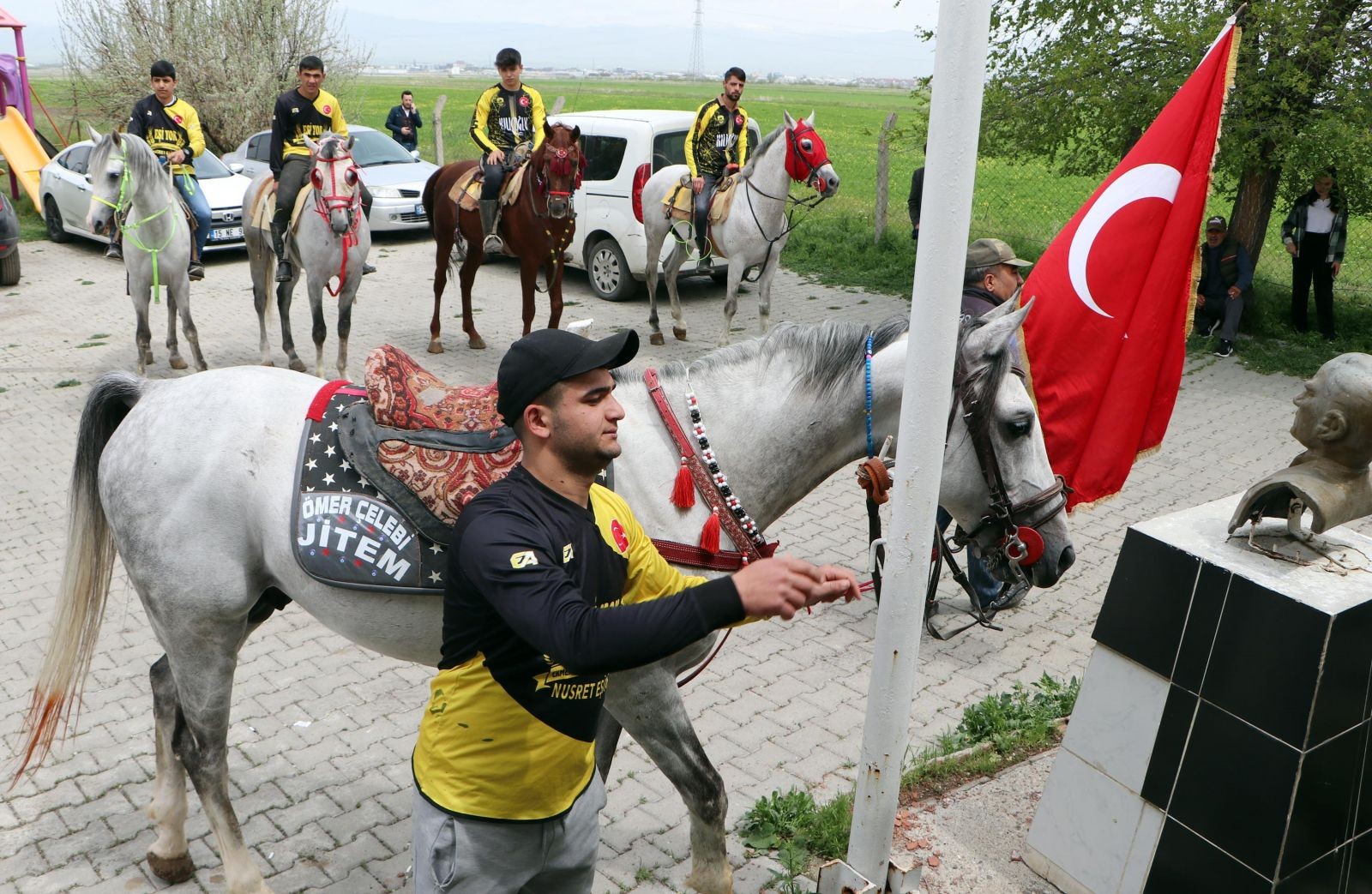 Seçimde ilginç olay! Gören herkes manzara karşında şaştı kaldı: Ciritçiler hazırlık maçı öncesi atlarıyla sandığa gitti