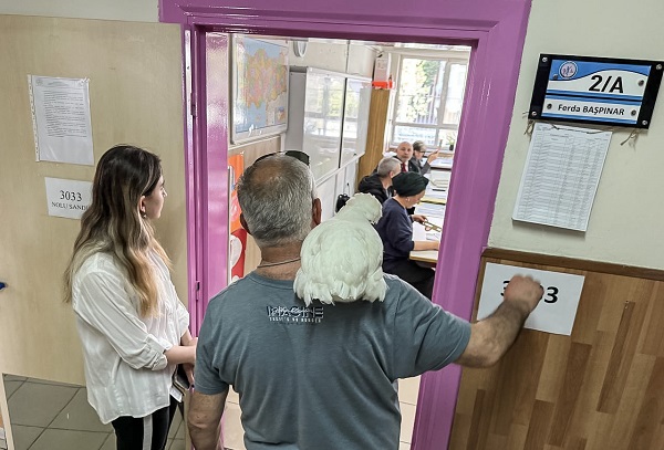 Seçimden ilginç manzara! Bakın oy kullanmaya nasıl gitti