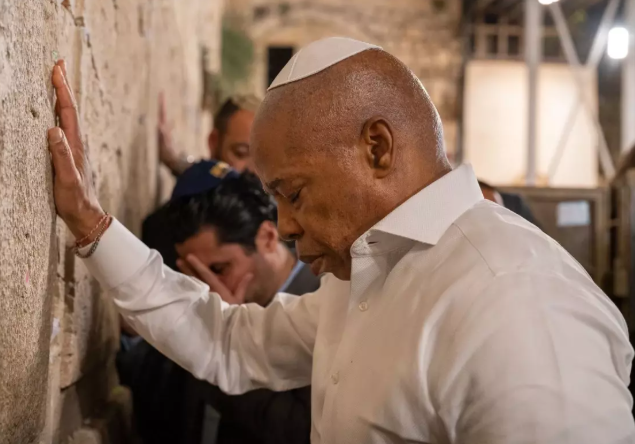 Seçimi Kaybeden New York Belediye Başkanı soluğu İsrail’de aldı