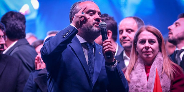 Seçimi kazandı, şükür namazı kıldı