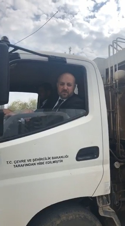 Seçimi kazanan başkanın ilk icraatı çöp toplamak oldu 