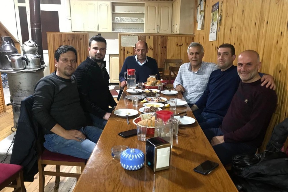 Seçimi kazandı rakiplerine yemek söyledi 