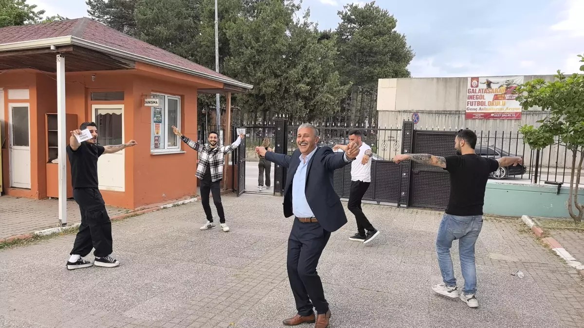 Seçimi kazandı, seçmenleriyle çiftetelli oynadı