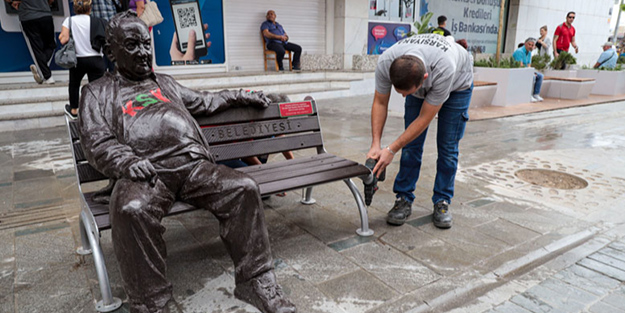 Seçimlerin ardından CHP'nin ilk hizmeti! 'Bir Baba Hindi' heykeli